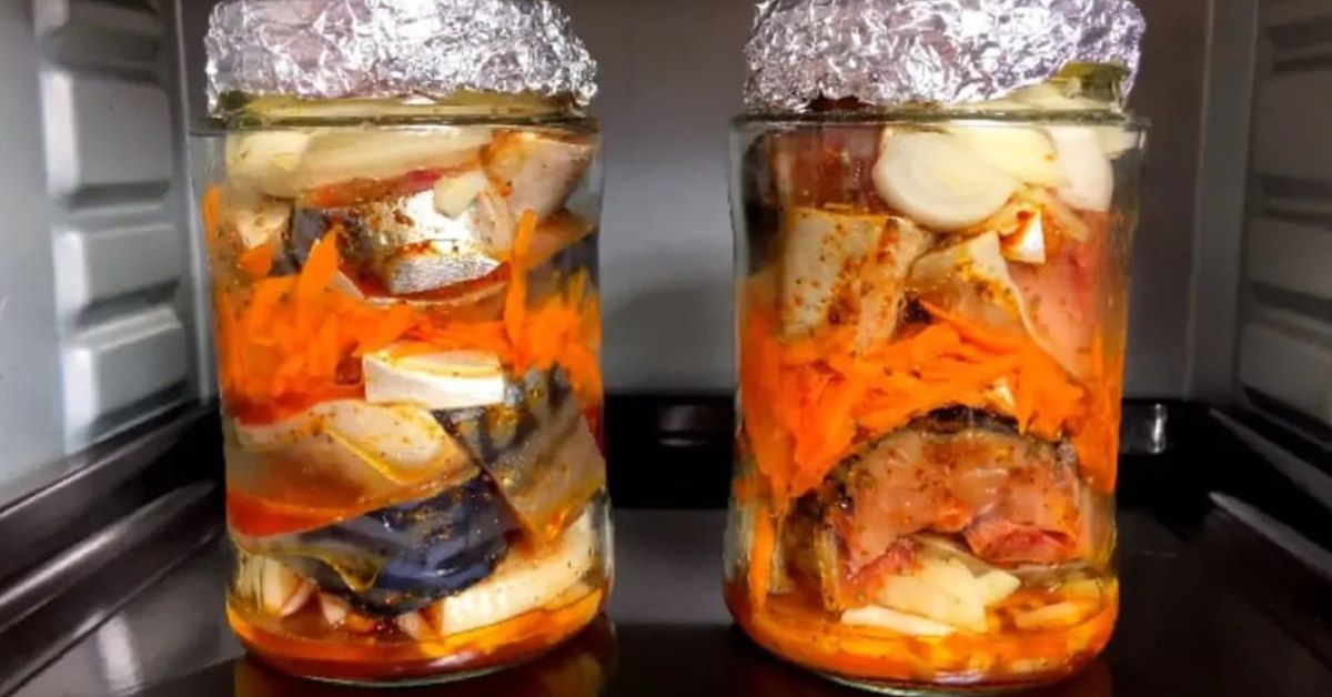 Трябва да пробвате тази вкусотия: скумрия в буркан във фурна (Рецепта) Домашно приготвена маринована риба с моркови и лук в стъклени буркани