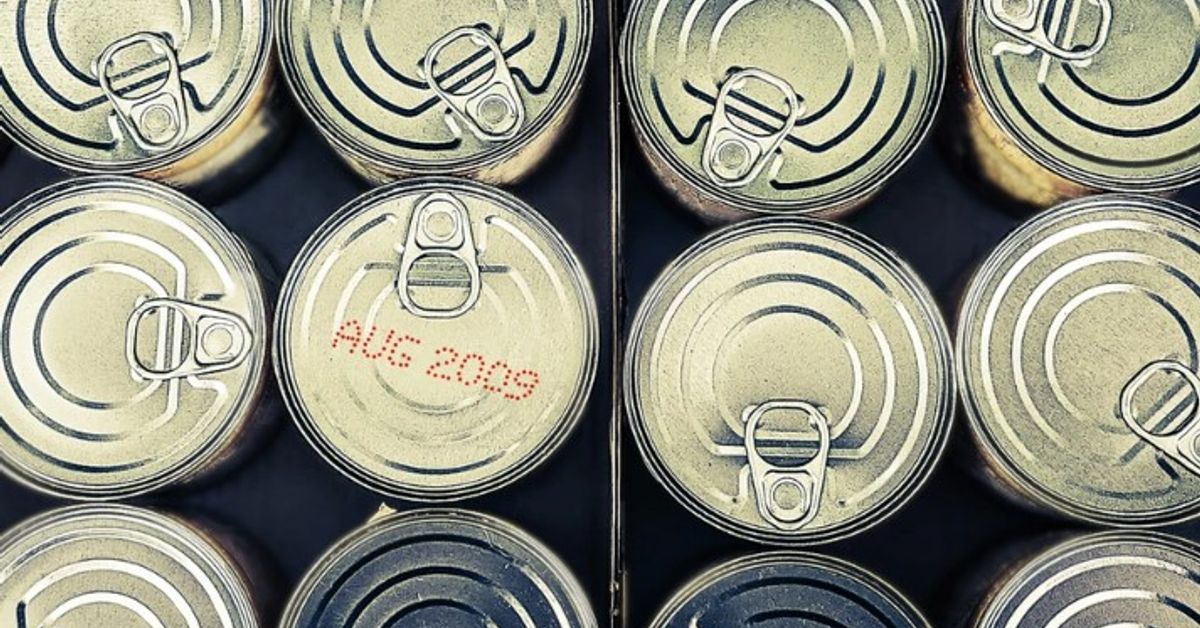 Как се изготвят сроковете на годност на продуктите и какво се случва, яко ядем храна с изтекъл срок? Множество метални консерви, едната с отпечатана дата август 2009.