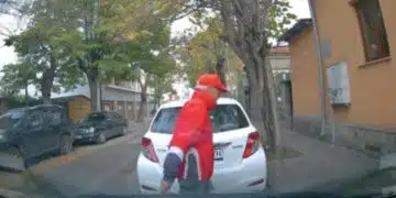 Възрастен мъж възмути с пакостливите си действия социалната мрежа ВИДЕО 1