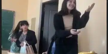 Ученици молят учителката им да влезе в класната стая, че има проблем, оставиха я без думи! 2