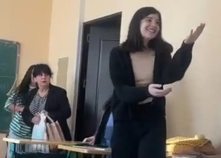 Ученици молят учителката им да влезе в класната стая, че има проблем, оставиха я без думи! 1