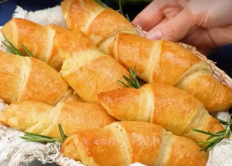 Гостите ще искат и за вкъщи: Пригответе тези вкусни кроасани за Нова година 1 Гостите ще искат и за вкъщи: Пригответе тези вкусни кроасани за Нова година 1