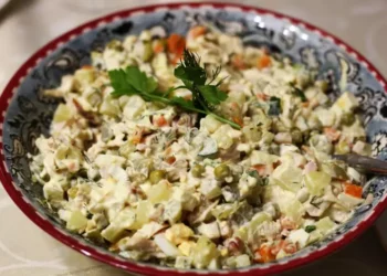 Как да замените граха в руската салата: вкусът ѝ ще бъде по-ярък и необичаен 5