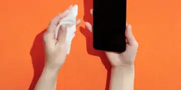Никога не бършете смартфона си с това - ще развалите екрана 11