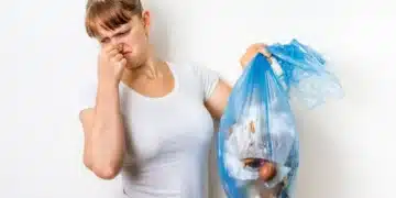 Само минута и коша за боклука ще спре да смърди в цялата къща с тази хитрост 8