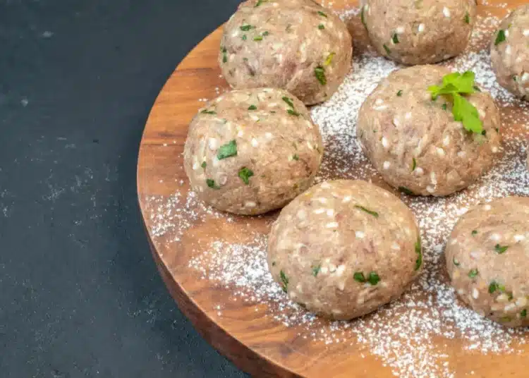 Само щипка директно в каймата - кюфтетата ще станат по-вкусни от тези на свекърва ви 1 Само щипка директно в каймата - кюфтетата ще станат по-вкусни от тези на свекърва ви 1