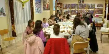 Добрият пример! За да съберат парички за болен приятел, деца изработват играчки за Коледа! 5