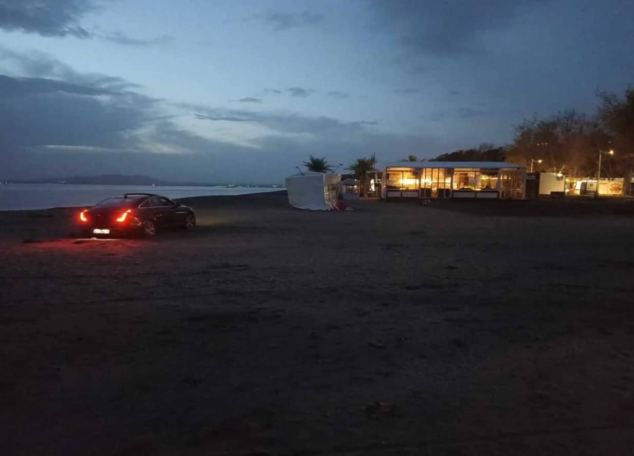 Бургазлии се натъкнаха на интересна гледка на Северния плаж – осъмна с луксозен „Ягуар“ СНИМКИ 3