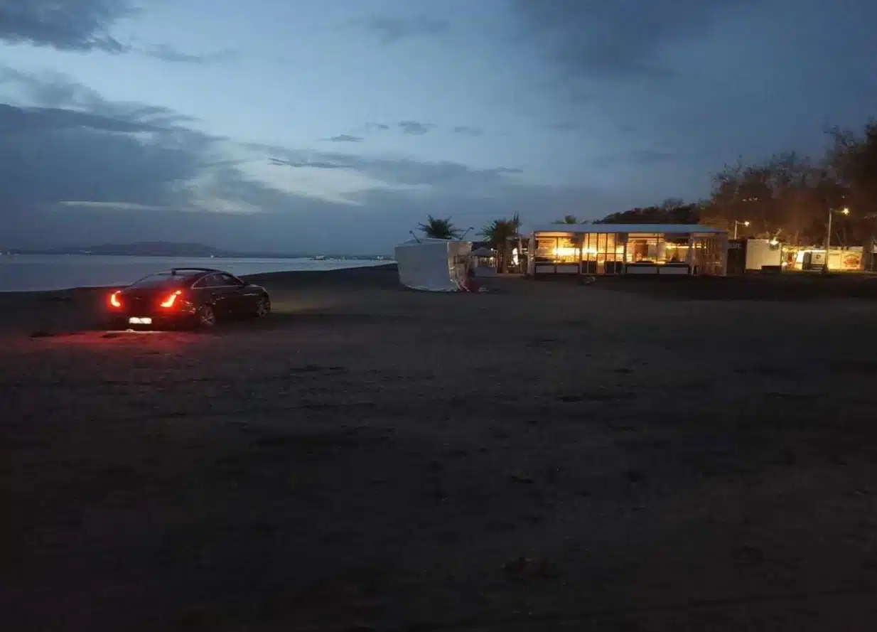 Бургазлии се натъкнаха на интересна гледка на Северния плаж – осъмна с луксозен „Ягуар“ СНИМКИ 1