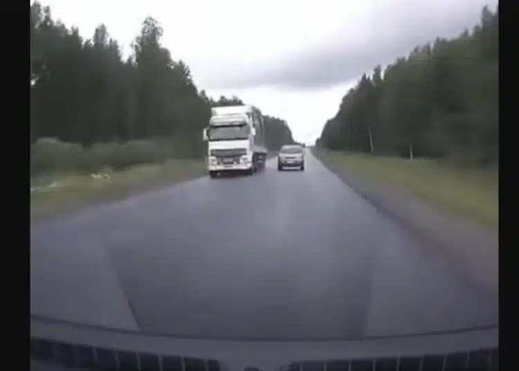 Eто какви съвети даде автоинструктор какво да правим ако насрещна кола не е имала време да изпревари и „лети“ към нас: 1