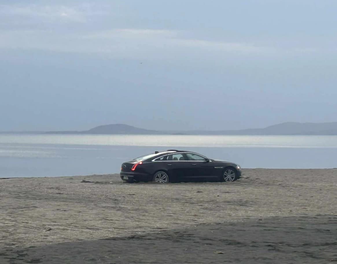 Бургазлии се натъкнаха на интересна гледка на Северния плаж – осъмна с луксозен „Ягуар“ СНИМКИ 4