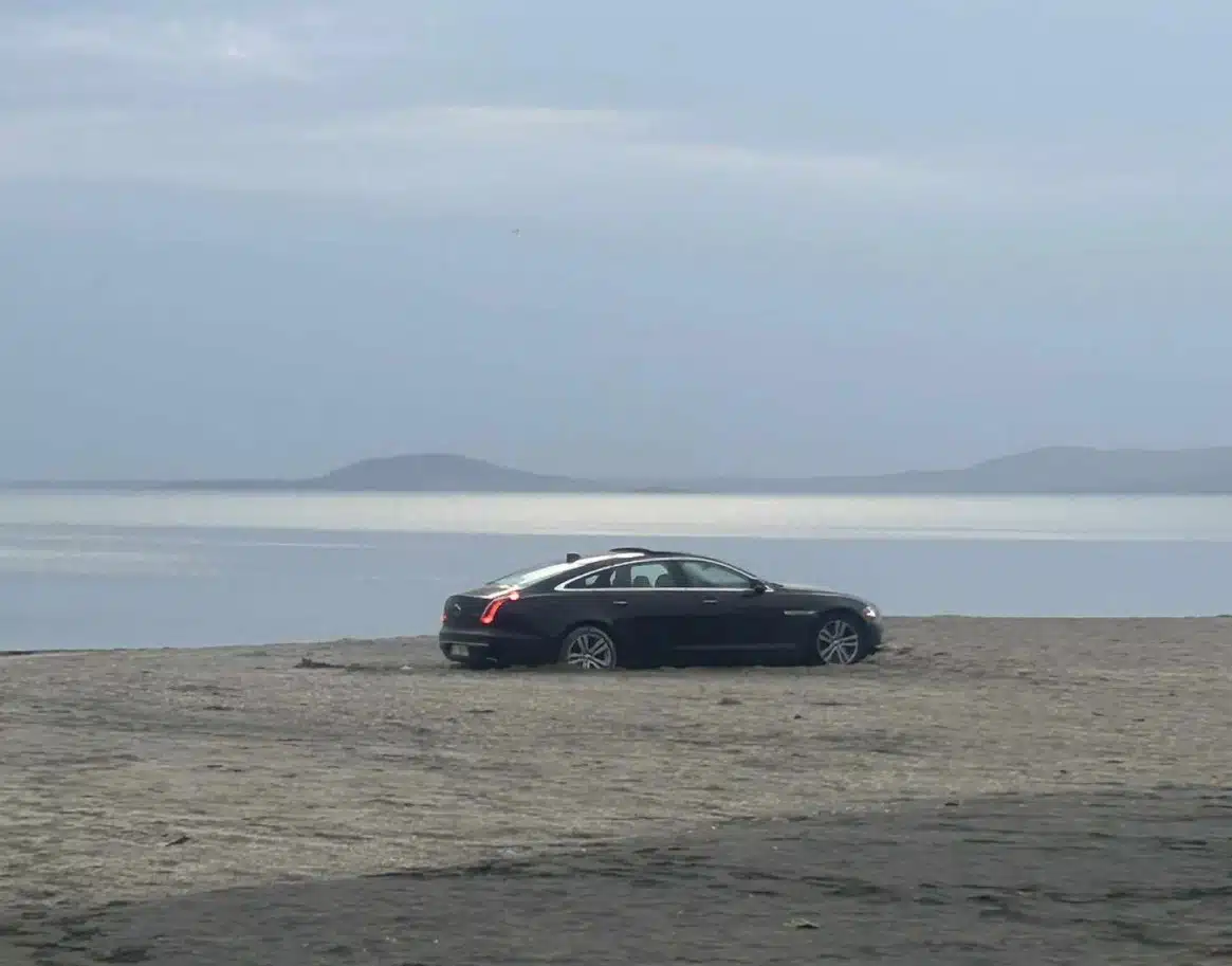 Бургазлии се натъкнаха на интересна гледка на Северния плаж – осъмна с луксозен „Ягуар“ СНИМКИ 2
