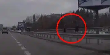 Опасна игра или вандалски акт?! Деца счупиха с ледени топки стъкло на движещ се автомобил ВИДЕО 6