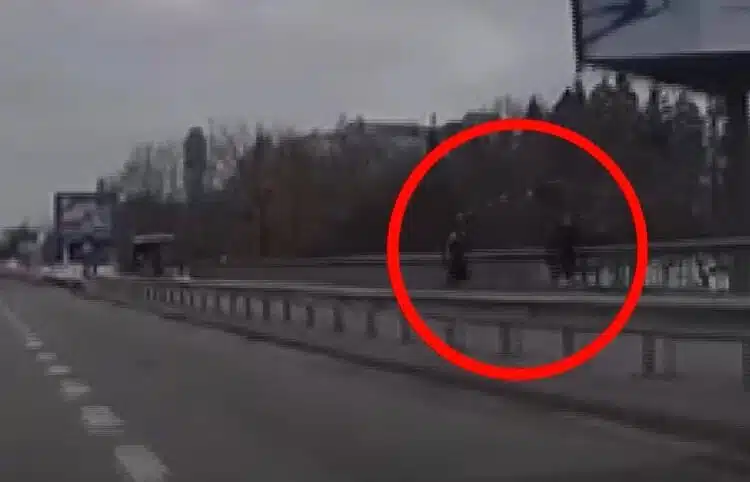 Опасна игра или вандалски акт?! Деца счупиха с ледени топки стъкло на движещ се автомобил ВИДЕО 1