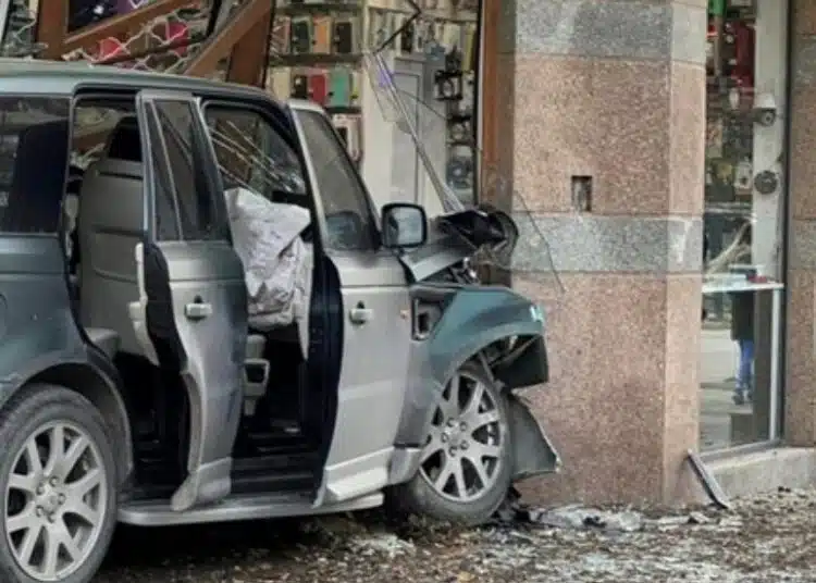 Във Варна джип се вряза в затворен магазин 1