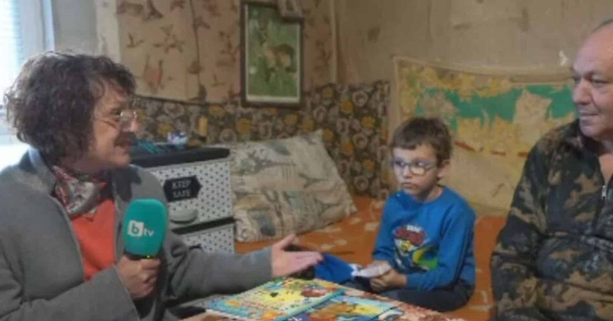 Дядо се грижи сам за 7 годишното си внуче, чиято майка починала на Рождество, деца решиха да помогнат Репортер на bTV интервюира момче с очила и мъж в семейна обстановка.