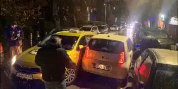 Като от екшън филм: шофьор в София скочи от кола в движение, тя удря други 4 4