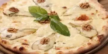 Необичайна пица с круши и орехи, хитът на зимния сезон (Рецепта) 4