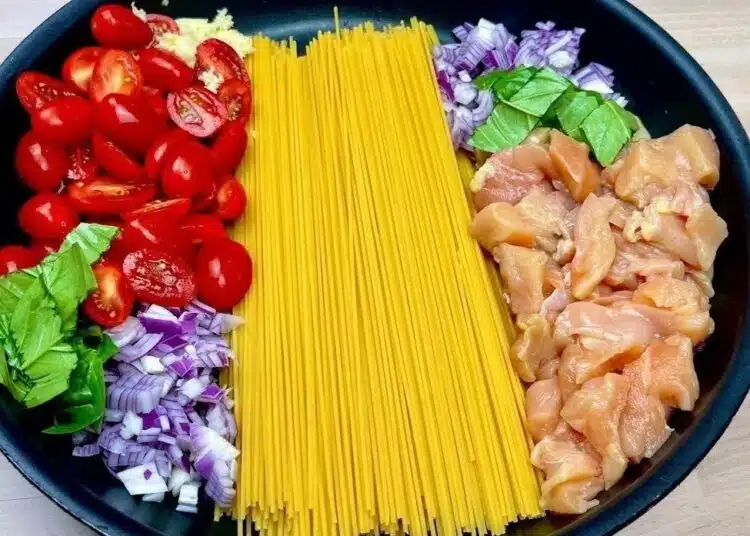 Нов вариант за готвене на паста, става бързо и безумно вкусно - просто сложете всичко в тигана (Рецепта) 1