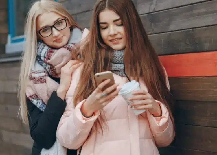 Често ли бършете екрана на смартфона си с кърпа? Може би правите две сериозни грешки наведнъж 1