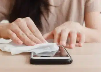 Кои продукти трябва да избягвате при почистване на мобилното си устройство 2