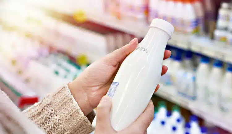 Има ли разлика между млякото със срок 3 дни и срок 6 месеца? 1 Buyer hands with a bottle of milk at the grocery store