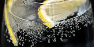 вода с лимон