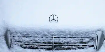 кола в снега