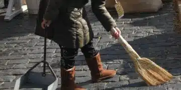 Защо хитрите домакини залепват тиксо върху кофи за боклук: ако разберете, ще го направите и вие 7