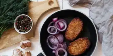 Трикове от съветската кухня: Как от 500 г кайма да направите планина от вкусни котлети 10