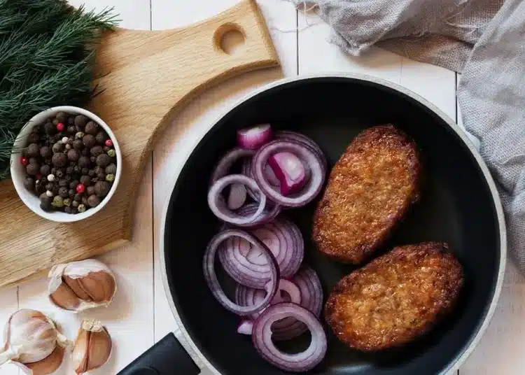 Трикове от съветската кухня: Как от 500 г кайма да направите планина от вкусни котлети 1