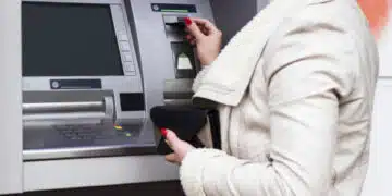 Задължително се запознайте с тези особености на банковите карти, ако теглите от банкомат или пазарувате онлайн 4