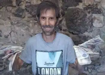 Мъж откри 54 хиляди в стените на новата си къща, но не може да ги задържи 8