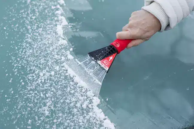 Опасен трик за премахване на леда от предното стъкло е популярен сред шофьорите 1