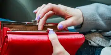 Жена от Бургас загуби 800 лева в голям магазин, камерите показаха кой ги е прибрал 1