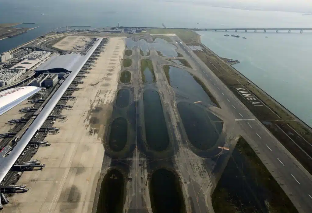 Япония похари 15 милиарда за летище, което вече е на път да потъне в морето 2