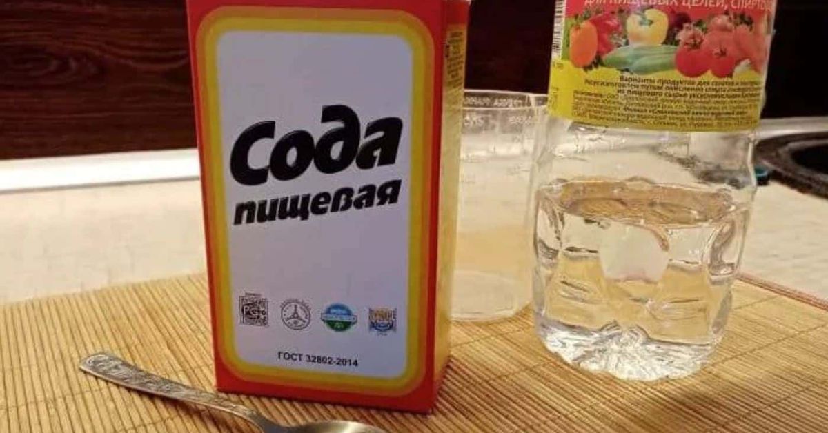 Защо опитните готвачи винаги добавят сода в каймата за кюфетата Кутия сода за хляб, бутилка оцет и лъжица на кухненски плот.
