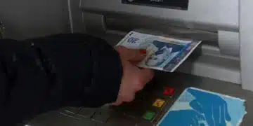 Кои банки предлагат дебитни карти с най-ниски такси за теглене от банкомат 12