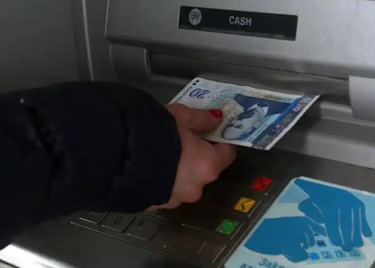 Кои банки предлагат дебитни карти с най-ниски такси за теглене от банкомат 1