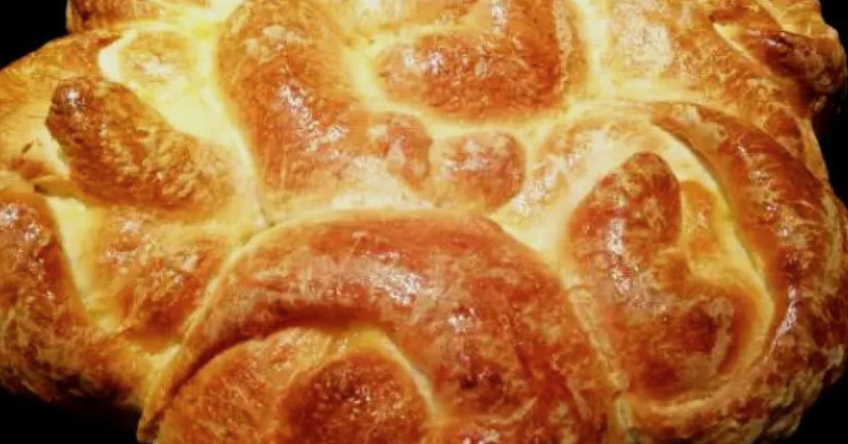 Мек като памук и адски вкусен бърз тутманик със златна коричка - любимата закуска у дома Апетитен златистокафяв плетен хляб с лъскава коричка