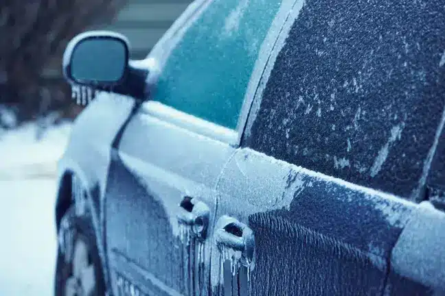 Опасен трик за премахване на леда от предното стъкло е популярен сред шофьорите 3