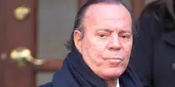 Показаха какво има в багажа на Хулио Иглесиас и защо това доведе до неловка ситуация в Доминикана ВИДЕО 2
