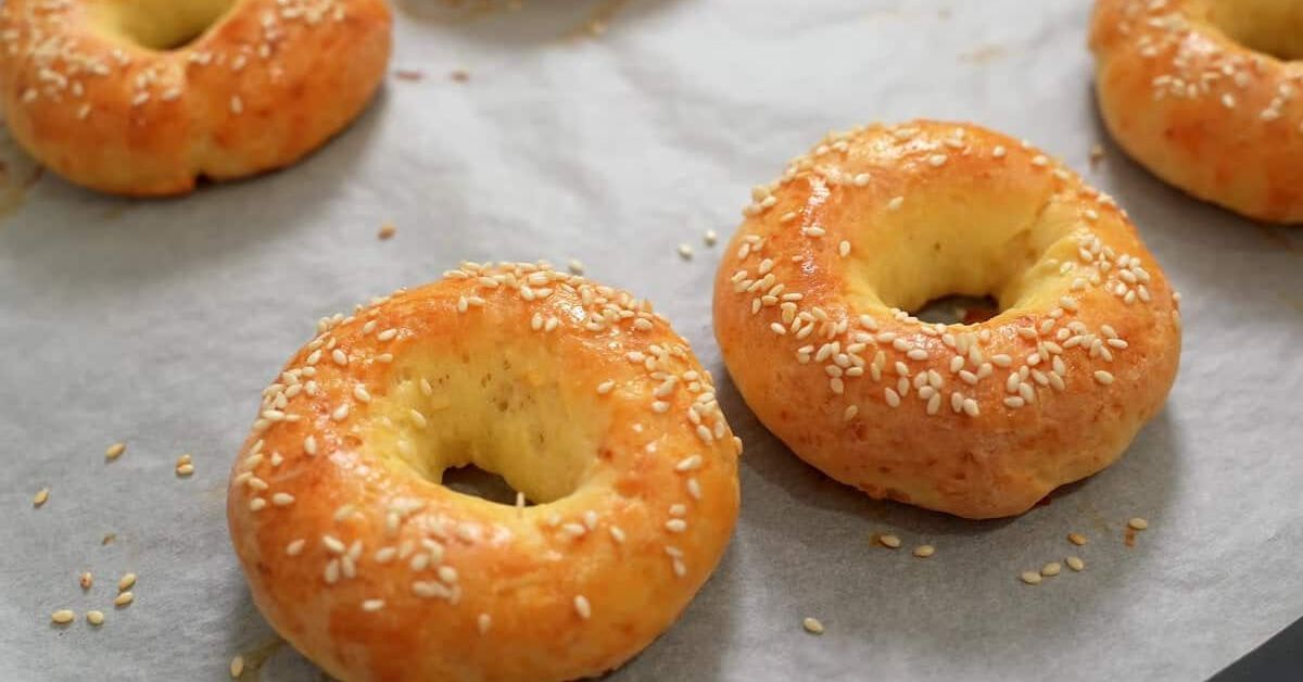 Много вкусни бейгъли с извара, които са и супер диетични! Прясно изпечени гевречета със сусам върху хартия за печене