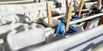 Белите чорапи ще станат като нови, просто ги изпери по този начин 2
