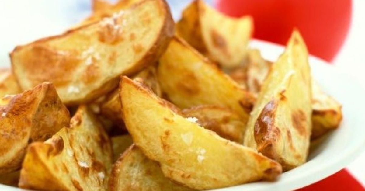 Можем ли да ядем картофи и да отслабваме? ДА! Ето най-добрата картофена диета: Прясно изпечени картофени резенки със сол, сервирани в бяла чиния.