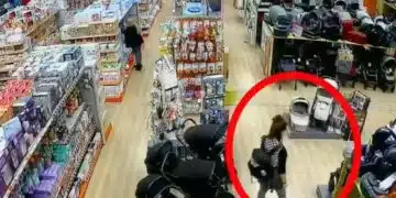 Наглост или? Камера засне как жена краде скъпа детска количка от магазин в София 1