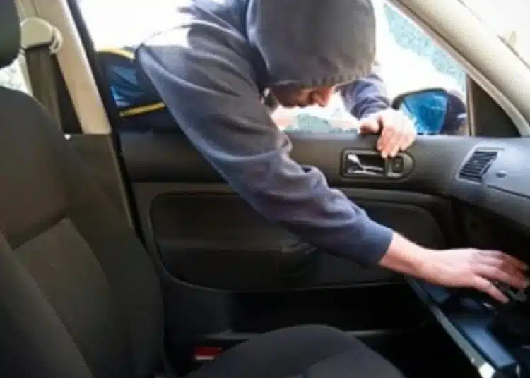 Мъж от Монтанско остави автомобила си отключен и това му беше грешката, която ще помни винаги 1 Мъж от Монтанско остави автомобила си отключен и това му беше грешката, която ще помни винаги 1