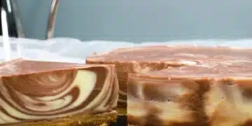 Впечатлете всички с тази прелестна мраморна торта без печене! Вижте колко лесно се сглобява с гевгир 1