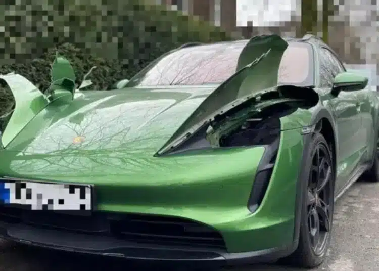 Луксозно возило Porsche Taycan бе обезобразено, причината – да се откраднат фаровете му 1