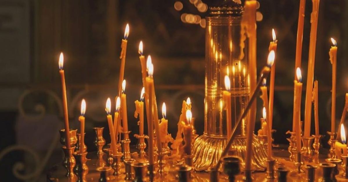 Утре, 24 януари имен ден имат необичайни имена, честваме църковен празник, ето какво НЕ се прави: Запалени восъчни свещи в златни свещници в религиозен храм.